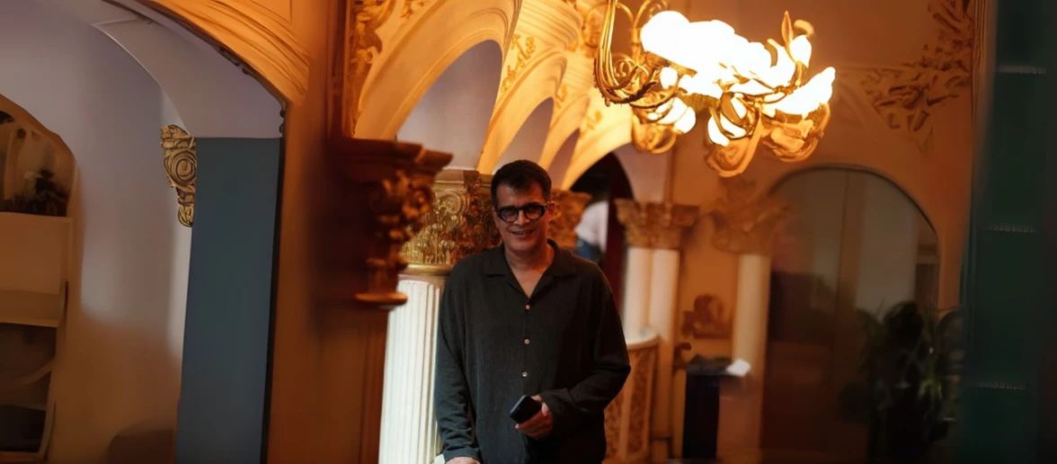 Anshu Mor Anshu Mor quit his job at Microsoft, in his 40s to follow his passion for Stand-up comedy