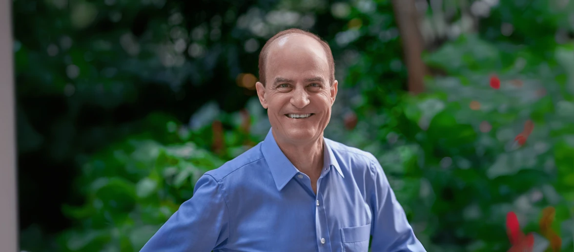 Ron Kaufman Ron Kaufman is the world’s leading educator for uplifting service performance and building service cultures